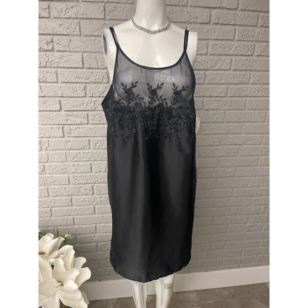 Dentelle Black Satin Lace Sleepwear Size L NWT
